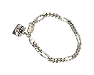 925 Figaro Style Chain Bracelet w/ Charm

Hallmark Sterling / Esco

L x W: L 18.3cm&nbsp; W 5mm

Clasp: Lobster Claw


Weight:10.04 grams&nbsp;&nbsp;

Estimated Melt Value: $8.35 as of (01/07/2025 )

Buyer is responsible to pay for Shipping and Ins (See Shipping Details)&nbsp;