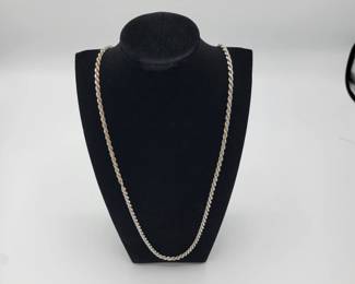 Lot 42 925 Italian Milor Rope Necklace Hallmarks MIlor / 925 / Italy  Condition:  Good L x W:  L 36"  W 5mm Clasp: Lobster Claw Weight: 39.07 grams   Estimated Melt Value: $32.50  as of (01/06/20025) Buyer is responsible to pay for Shipping (See Shipping Details) 
Condition: Good