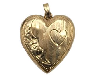 10k Gold Heart Charm

L 2.5cmx W 2cm x&nbsp;H 2mm

Weight: 2.27 Grams

Estimated Melt Value: $80.12&nbsp;as of (12/26/2024)

Buyer is responsible to pay for Shipping and Ins (See Shipping Details)&nbsp;