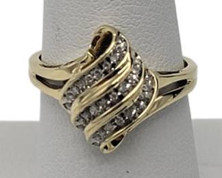 10k Diamond Ring / Unique Mom Scrolled Back Setting

Sz 7

Hallmarks CRP

Weight 2.89 grams (includes stones)

Estimated Melt Value: $102.20&nbsp;as of (1/5/25) (includes stones)

Buyer is responsible to pay for Shipping and Ins (See Shipping Details)