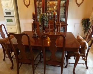 Universal Furniture Ltd Dining Table w/ 6 Chairs