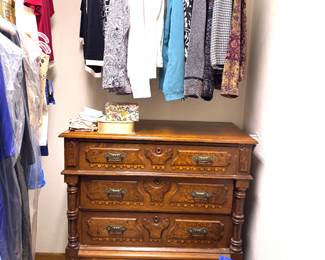Stunning Victorian walnut carved chest of drawers, nice architectural decorative handles