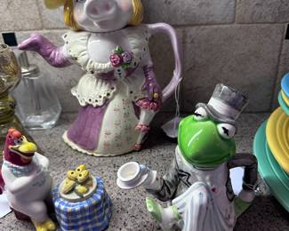 Fairytale figuresMiss Piggy and Kermit