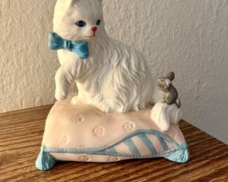VINTAGE PERSIAN CAT AND MOUSE ON PILLOW - MUSIC BOX 