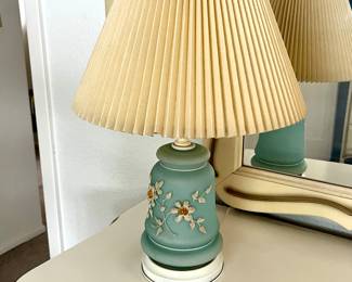 Vtg. Raised Flower Table Lamp
