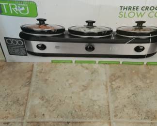 7.5 quart , 2.5 quart each slow cooker buffet style.