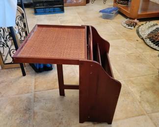 Magazine rack with tray