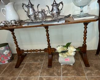 Lovely 3-pedestal table