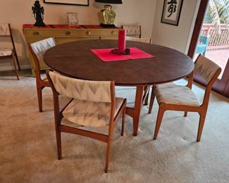Immaculate Mid Century Walnut Dining Table with 6 Chairs