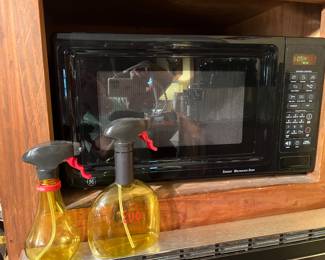 Close to new microwave