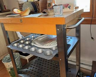Very Sturdy kitchen cart on castors, like new