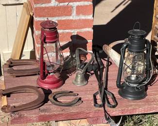 Horseshoes, lanterns, various items