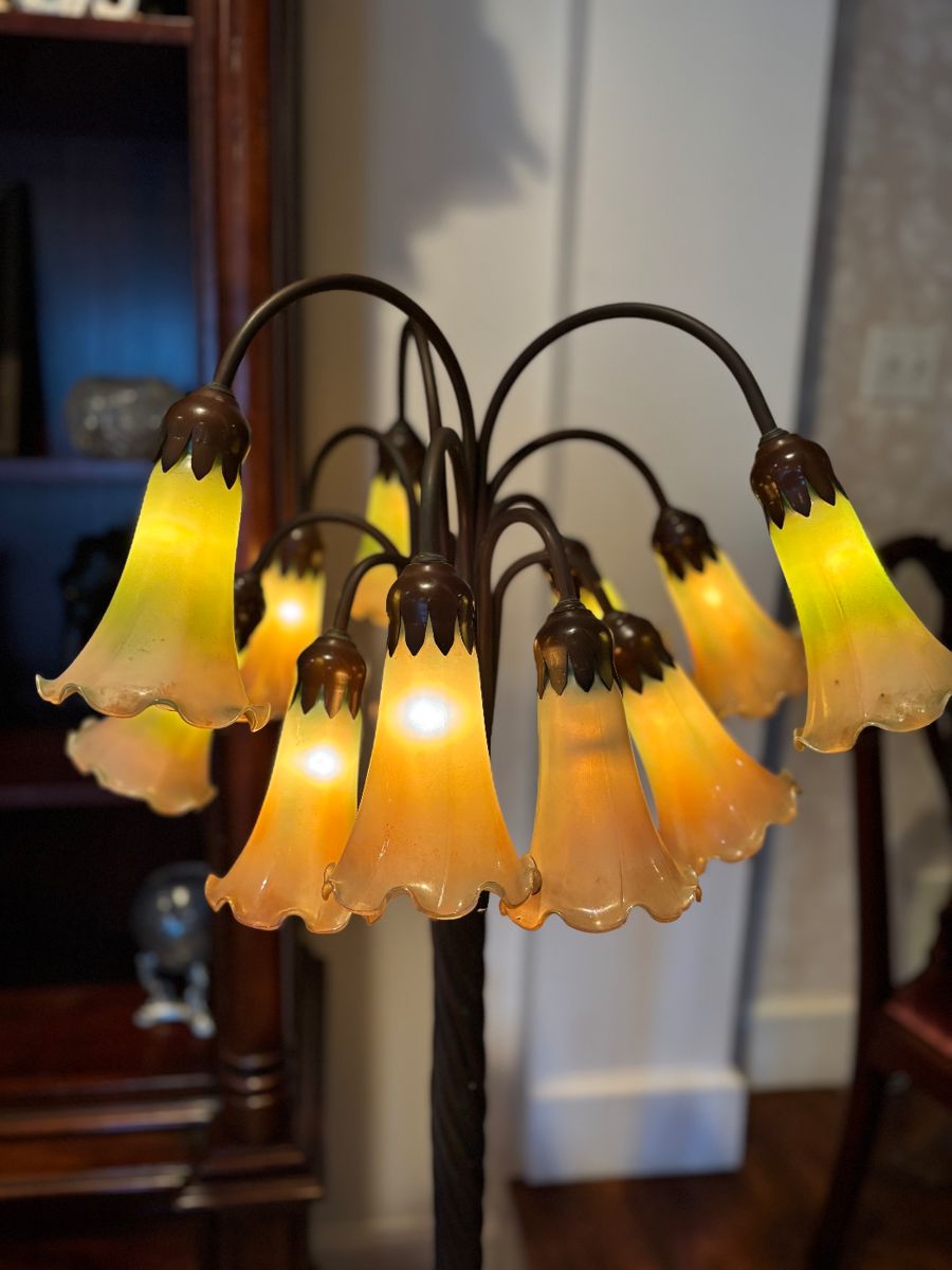 Tiffany&nbsp;Style Tulip Floor Lamp w/Lily Pad Copper Base