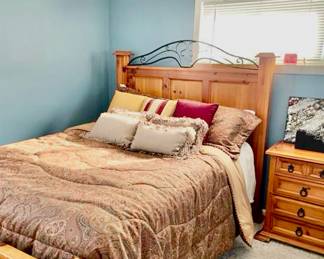 Beautiful Solid Wood Queen Size Bedroom Furniture Set