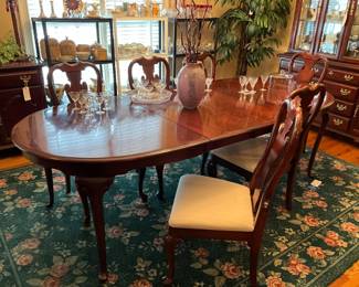 Wonderful Queen Anne Dining table with 2 leaves and six chairs!