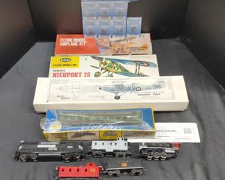 Hiflier Guillows And Others Model Train And Airplane Lot 