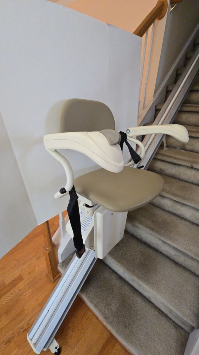 Hammar Pinnacle Stair Chair Lift Model SL300 Works  Reserve Price 500 USD