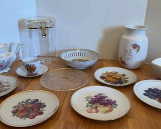 Kitchen Items With a Gold Colored Trim 