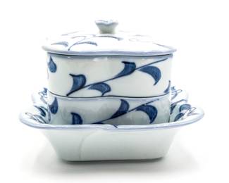 White & Blue 4-Piece Stacking Dishes w/Lid