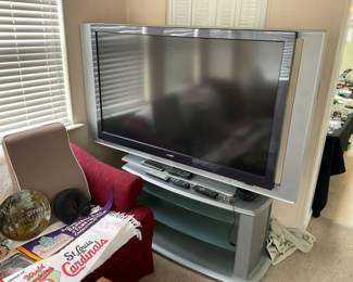 AMAZING LARGE T V.    NOW IT IS A LARGE UNIT TO PLAY GAMMES.    