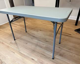Folding table