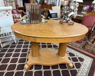 $425 - OBO - 19TH CENTURY AMERICAN GOLDEN TIGER OAK ENTRY TABLE/ PARLOR TABLE / LIBRARY TABLE/ HALL TABLE WITH DRAWER ( DELIVERY AVAILABLE)