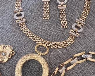 Cartier made this Panther style chain famous....and the thick linked chain with baguettes Soooooooo Bulgari!!!