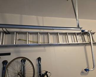 Extension ladder and wall brace