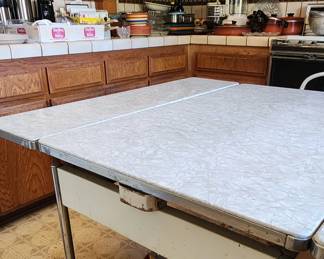 Vintage dinning table pull out leafs 