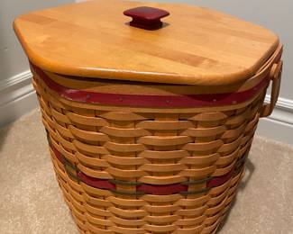 Knitter's basket with lid