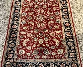 Tabriz-styled rug - 100 % wool - handmade/hand-tied fringe: with triple borders and foliate center medallion - excellent condition (4'11" x 3'5")