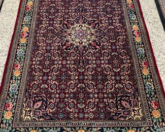 Farahan-styled 100% wool rug with center medallion with triple boarders and hand-tied fringe - in excellent condition. (6'1" x 3'11")