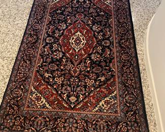 Kashan style 100% wool area rug with hand-tied fringe (5' x 3') - Center medallion with triple borders - excellent condition.