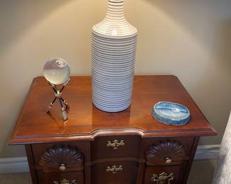 3-drawer chest of drawers/side table, ceramic lamp and decor