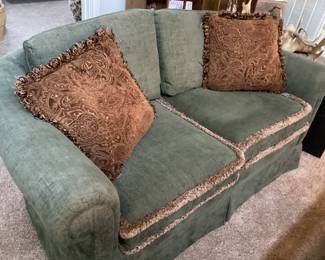 Cozy couch with Love seat Great condition 