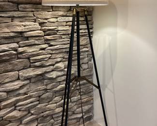 Tripod floor lamp
