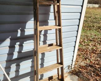 #124	Wood 6ft ladder	 $30.00 
