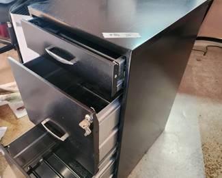 #86	File cabinet black 3 drawer with pencil drawer and with locking key 14x18x27	 $35.00 
