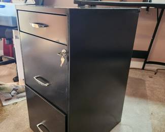 #86	File cabinet black 3 drawer with pencil drawer and with locking key 14x18x27	 $35.00 
