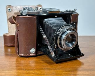 Zeiss Ikon Camera | Zeiss bellows film camera in a leather case. - w. 6 in

