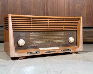 VINTAGE GRUNDIG MAJESTIC 3095 RADIO | Grundig majestic radio model 3095 in fair and working condition. - h. 14 x w. 13 x l. 26-1/2 in

