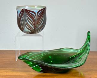 (2pc) Art Glass | Including a pulled feather style art glaze vase (h. 5.24 in.) and a green glass leaf form bowl. - h. 6.5 x l. 13.5 in (leaf dish)
