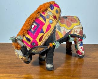 HAND WOVEN INDIAN COTTON BULL FIGURE | h. 10 x l. 13 in