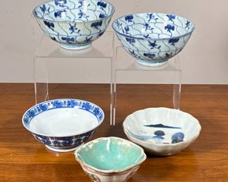 (5pc) Chinese & Japanese Porcelain | Including a pair of blue and white bowls with spiral pattern in the center, a Japanese style blue and white dish with scalloped rim and landscape scene, a dish with characters around the exterior, and a small scalloped rim famille rose bowl - h. 3 x dia. 6.5 in (pair)
