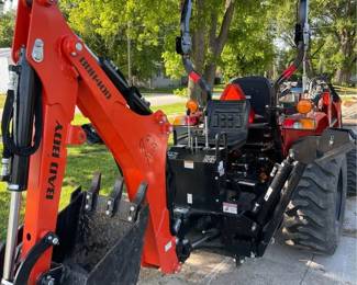 2022 Badboy 4025 Tractor
Under 100 hours
2200 lb loader lift
Comes with Backhoe and Loader