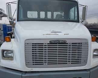 1993 Freightliner Flatbed FL70/ 8.3 Cummins Diesel engine/Air Brakes/ Manual Transmission/109,000 miles