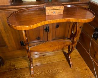 Beautiful Antique Wooden Accent End Table With 1 Bottom Shelf