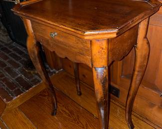 Antique Wooden Nightstand With 1 Drawer