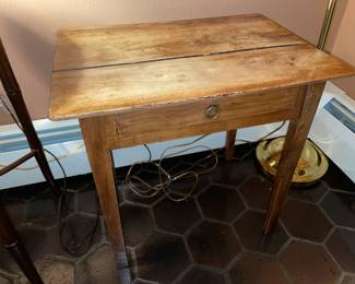 Farm Style Accent Table With 1 Drawer