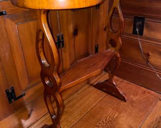 Beautiful Antique Wooden Accent End Table With 1 Bottom Shelf